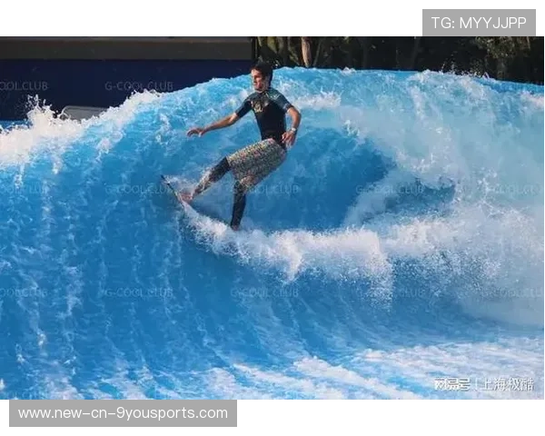 冲浪选手浪上失误竟做出超帅姿势